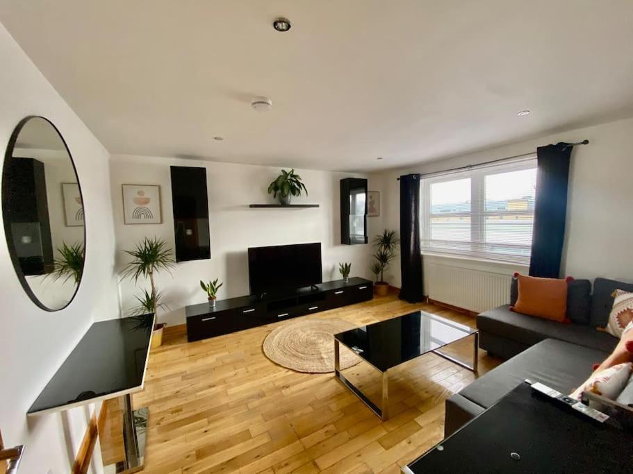 City Centre Apartment Next To Bus And Train Station Inverness Bagian luar foto